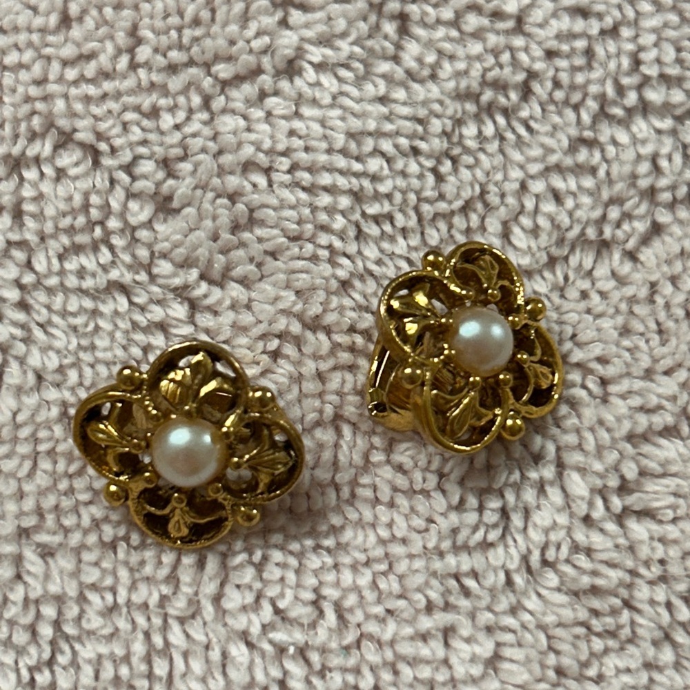 Elegant Gold and Pearl Earrings